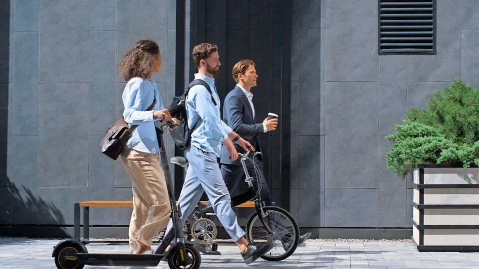 Wer seinen Mitarbeitenden Fahrzeuge aus der Mikromobilität überlässt, muss Vorschriften und Regelungen beachten.
