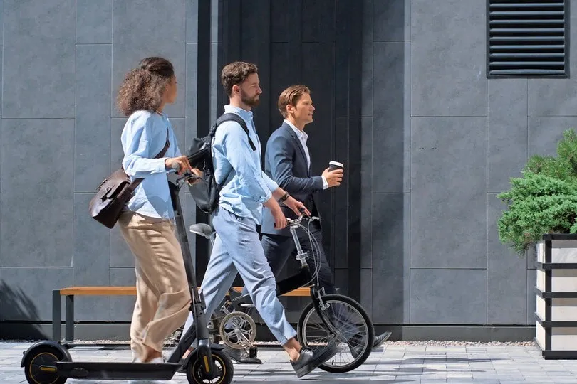 Wer seinen Mitarbeitenden Fahrzeuge aus der Mikromobilität überlässt, muss Vorschriften und Regelungen beachten.