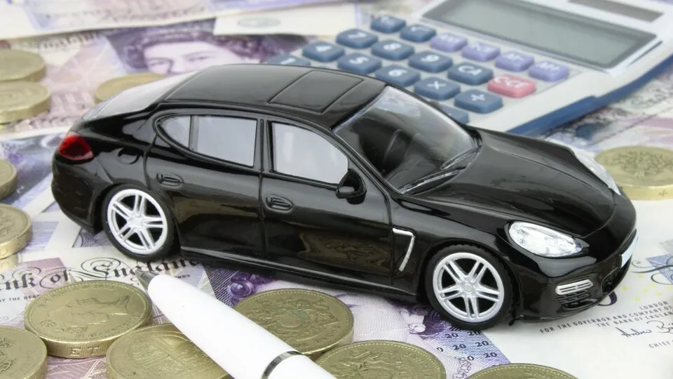 Luxusauto mit Geld und Taschenrechner