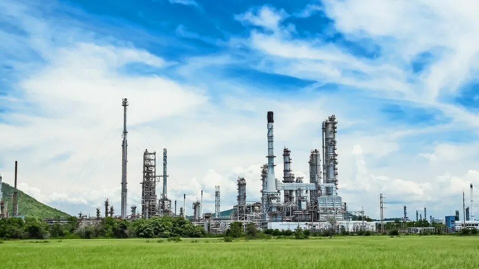 Die Treibhausgasminderungsquote (THG-Quote) soll die CO2-Emissionen im Verkehrssektor verringern und so helfen, die Klimaziele zu erreichen. Der Gesetzgeber schreibt Mineralölunternehmen vor, wie viele Tonnen Treibhausgas sie emittieren dürfen. Überschreiten sie diesen Wert, wird eine Strafe fällig. Es sei denn, das betreffende Unternehmen kauft sich Verschmutzungsrechte von dritten.