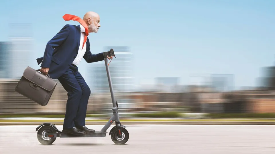 Micro-Mobility-Lösungen wie E-Scooter lassen sich auch in die Unternehmensmobilitöt integrieren – aber nicht ohne intensive Vorbereitung.
