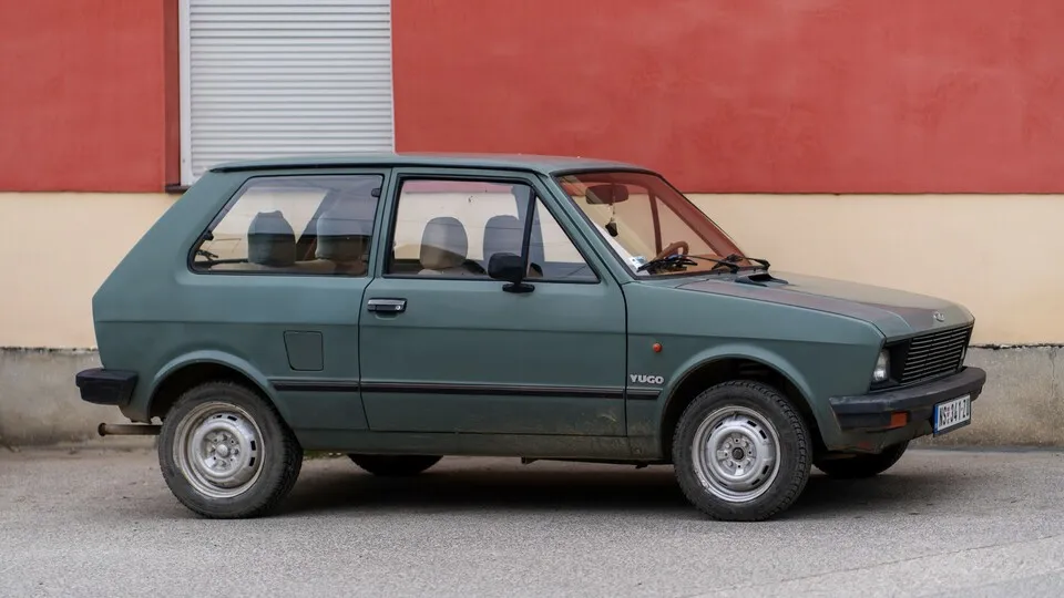 YUGO Koral (Zastava Koral, Yugo  45) – das Kultauto mit serbischen Wurzeln, bekannt für seine robuste Fiat-Technik und erschwingliche Mobilität, kehrt 2027 als moderner Kleinwagen zurück.
