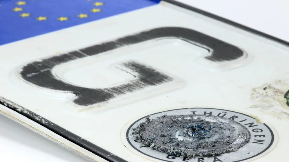 ausschnitt eines entstempelten deutschen Autokennzeichens