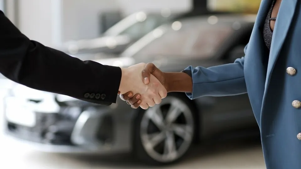 Agenturmodell im Automobilvertrieb: Vor- und Nachteile auch für Groß- und Gewerbekunden.