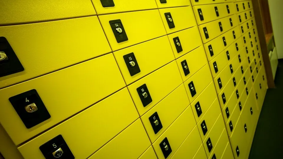 Eine Zone zu Selbstbedienung in einem österreichischen Postamt. Postfächer und Paketautomat