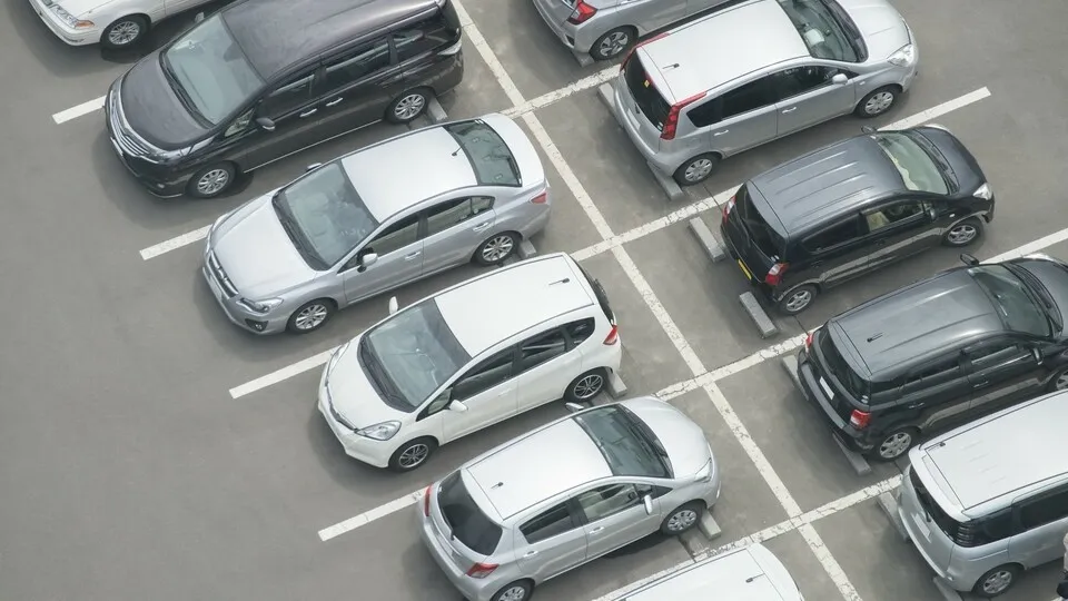 Gefüllter Parkplatz mit vielen Autos