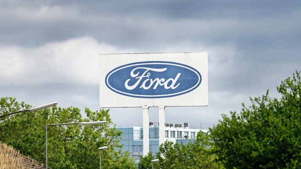 Das Ford-Werk in Köln: Seit 1930 fester Bestandteil der Stadt – jetzt steht der Traditionsstandort vor einem möglichen Teilverkauf und Stellenabbau.