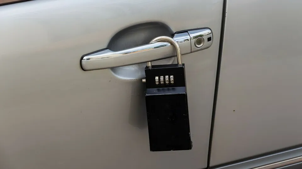 Autotür mit Vorhängeschloss, Symbol für Diebstahlsicherung, Sicherheit, Schutz
