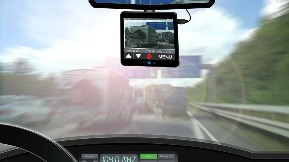 Mit im Fahrzeug angebrachten Dashcams kann das Geschehen im Straßenverkehr aufgezeichnet werden. Durch diese Aufzeichnung werden zwangsläufig auch fremde, möglicherweise unbeteiligte Personen erfasst. Mit der Aufzeichnung werden deshalb personenbezogene Daten verarbeitet.