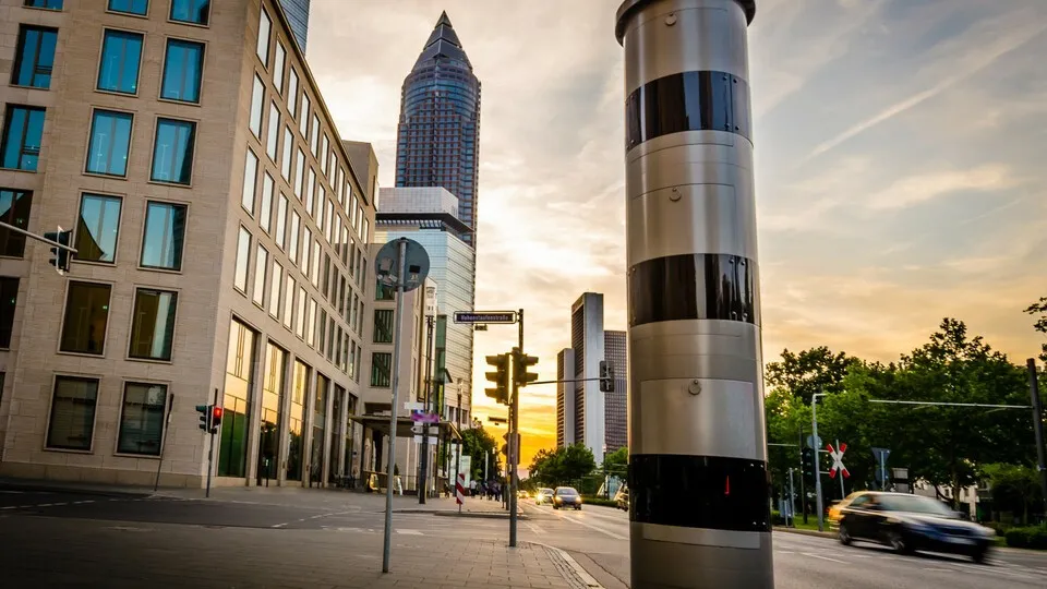 Mitteilungen zu Verkehrsverstößen der Mitarbeiter mit dem Dienstwagen landen  immer beim Fuhrparkverantwortlichen. Im Zeugenfragebogen wird der Verursacher angegeben, um dadurch den Halter zu entlasten.