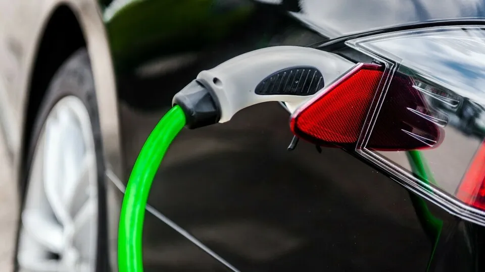 Reine Elektroautos und Plug-in-Hybride sind auch im Fuhrpark im Kommen – auf Fahrprofilanalysen vor der Anschaffung verzichten aber viele Unternehmen.