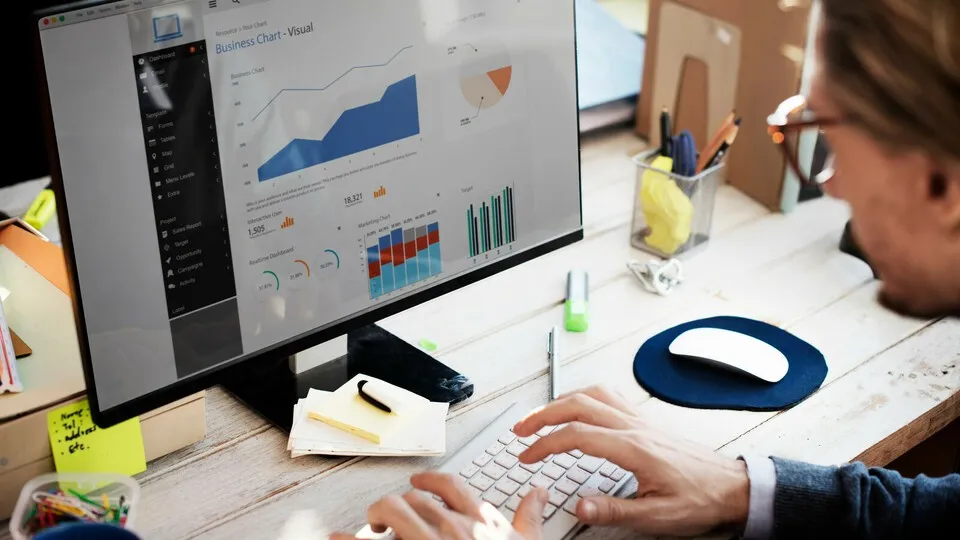 Für Fuhrparkverantwortliche sind nachvollziehbare, aktuelle Daten im Flottenmanagement zentral, die nach individuellen Wünschen ausgewertet werden können. Individualität spielt beim Reporting eine große Rolle. Im Endeffekt ist jeder Fuhrpark anders und den Verantwortlichen sind unterschiedliche Aspekte beim Reporting wichtig.