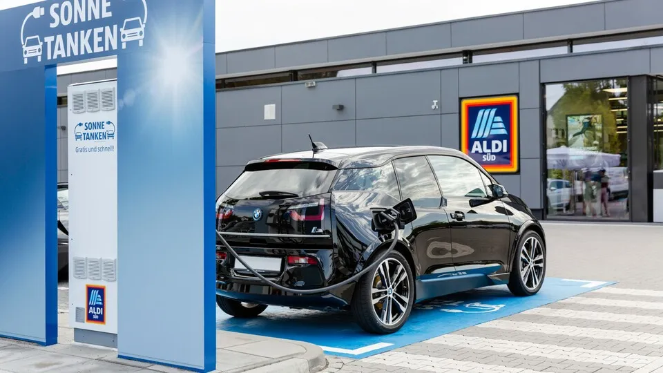 Schluss mit billig: Aldi Süd stellt seine bisher kostenlosen Ladesäulen auf ein Bezahlsystem um.