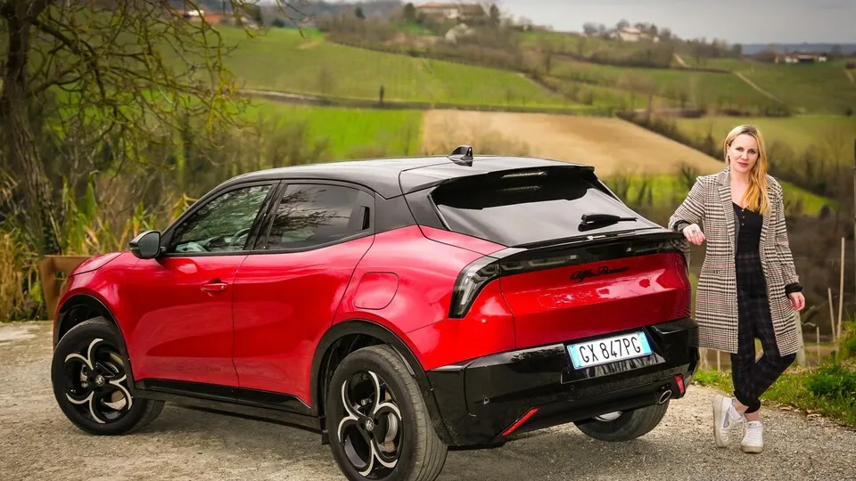Unsere Kollegin Jasmin Apitzsch-Krause testet den Alfa Romeo Junior Ibrida Q4 auf den Straßen rund um Turin – wie schlägt sich der Hybrid-Allrad in der Praxis?