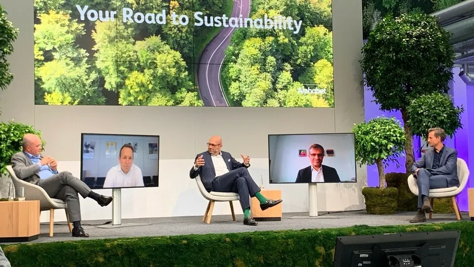 Thomas Becker (Leiter Nachhaltigkeit & Mobilität, BMW Group), Volker Buttermann (Vice President und Head of Indirect Procurement bei Infineon),  Uwe Hildinger (CEO Alphabet) sowie Kurt-Christian Scheel (Geschäftsführer Politik & Gesellschaft beim VDA) und Moderator Martin Kloss (v.l.n.r.).
