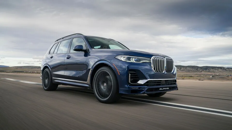Auch wer ein Luxus-SUV wie den Alpina BX7 fährt, kann bei einem Rotlicht-Verstoß nicht aufgrund von Marke oder Modell zur Zahlung höherer Bußgelder verdonnert werden.