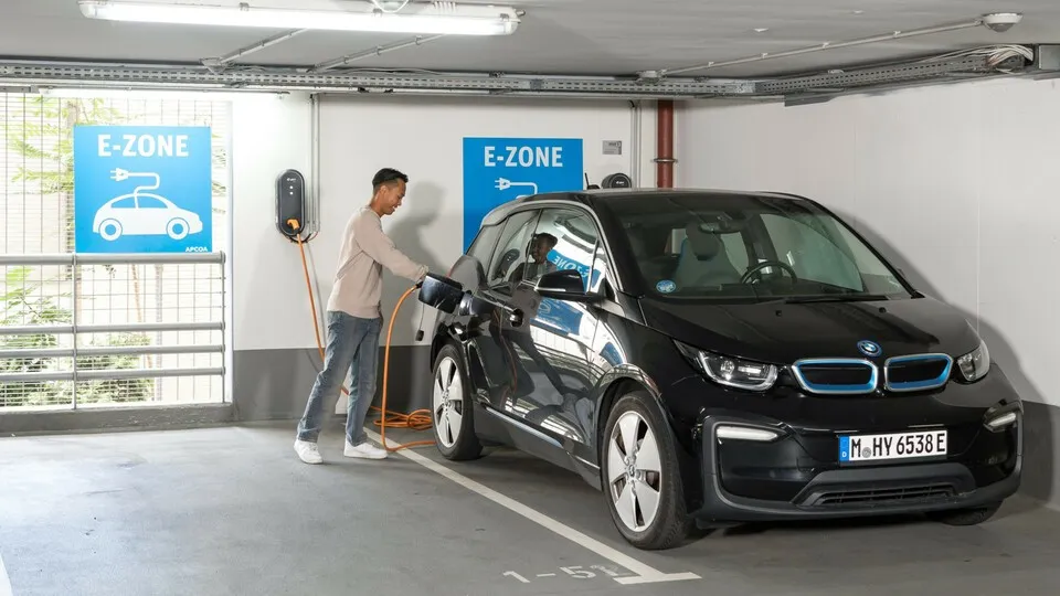 In den Parkhäusern von Apcoa sollen perspektivisch 100.000 Ladesäulen mit 11kW und 22KW Ladeleistung installiert werden.