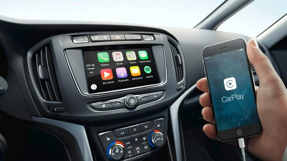 Aus der Spiegelung des Menüs auf den Fahrzeugbildschirm wird bei Apple Car Play künftig eine integrierbare Kommandozentrale.