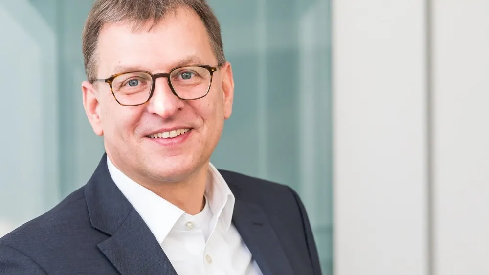 Armin Villinger, Generalbevollmächtigter und Leiter Vertrieb Deutschland der Volkswagen Leasing GmbH: „Wir verzeichnen ein immer größer werdendes Interesse an E-Mobilität bei unseren Kunden. Der Unterschied zwischen großen und kleinen Fuhrparks ist mit Sicherheit der Grad an Professionalität, aber auch der Komplexität.“