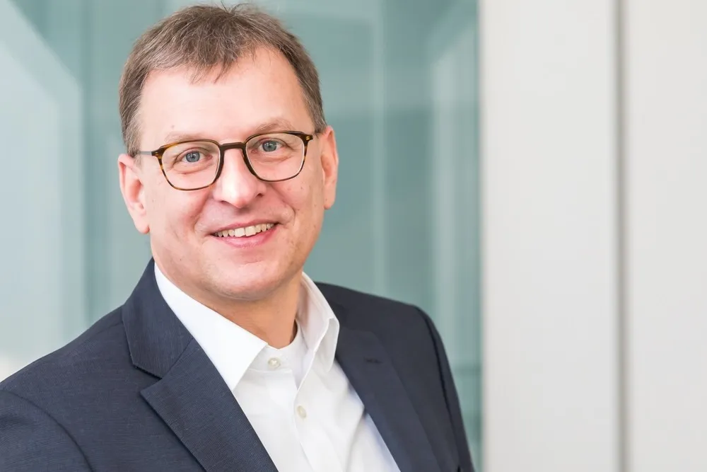 Armin Villinger, Generalbevollmächtigter und Leiter Vertrieb Deutschland der Volkswagen Leasing GmbH: „Wir verzeichnen ein immer größer werdendes Interesse an E-Mobilität bei unseren Kunden. Der Unterschied zwischen großen und kleinen Fuhrparks ist mit Sicherheit der Grad an Professionalität, aber auch der Komplexität.“