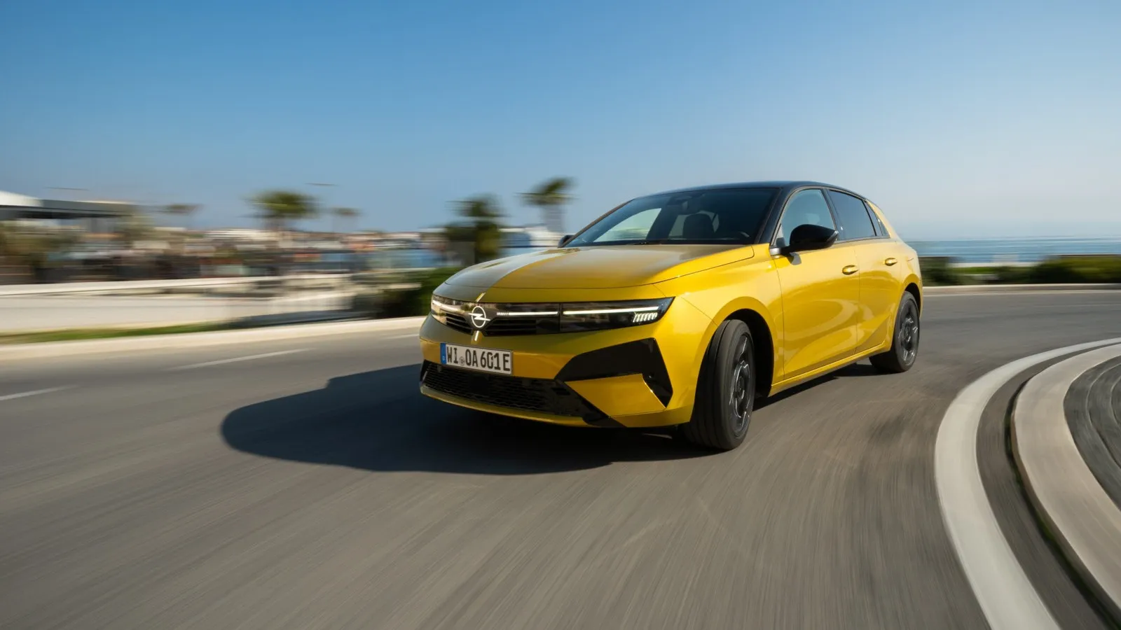 Opels elektrischer Astra ist als Limousine und Kombi zu haben.