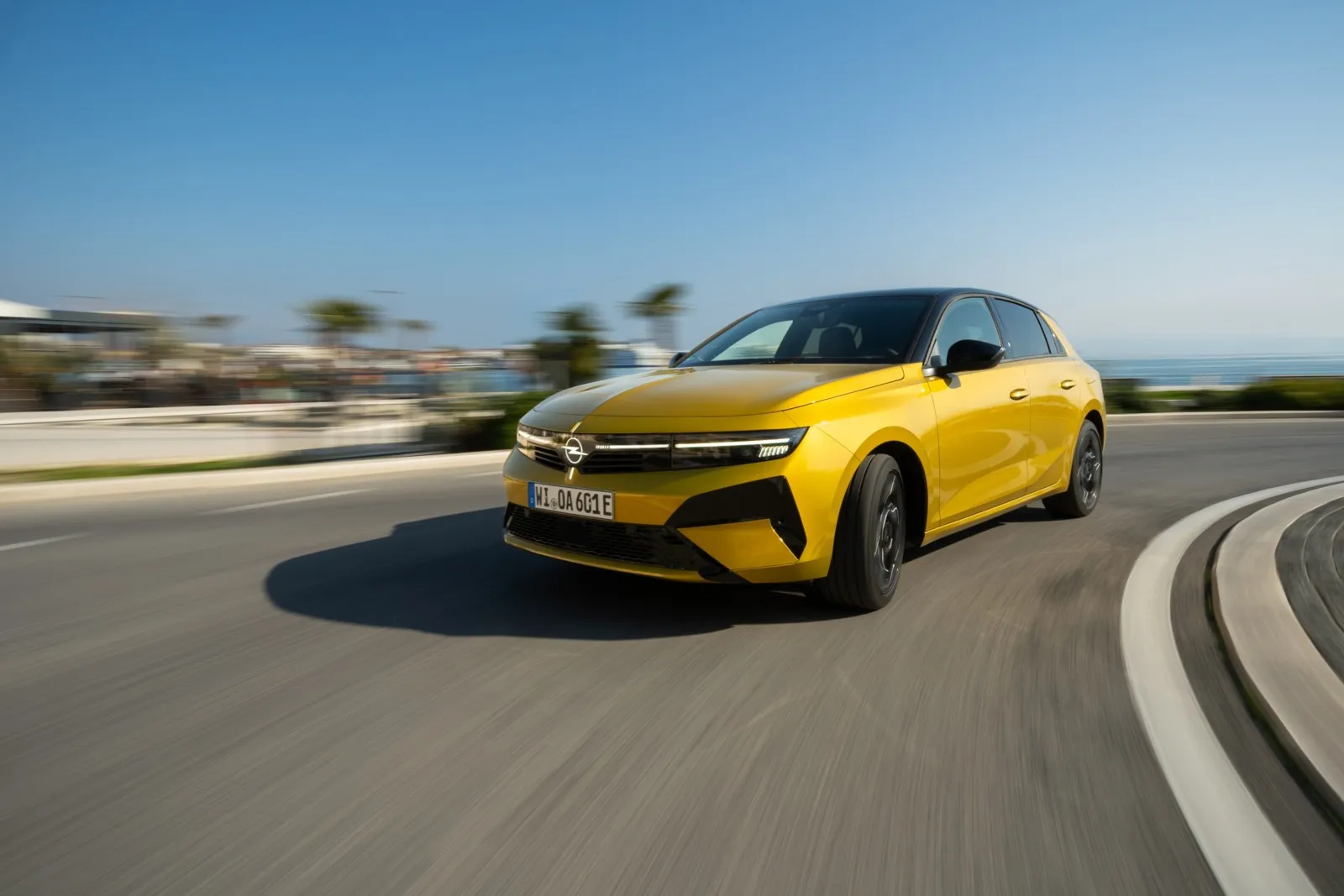 Opels elektrischer Astra ist als Limousine und Kombi zu haben.