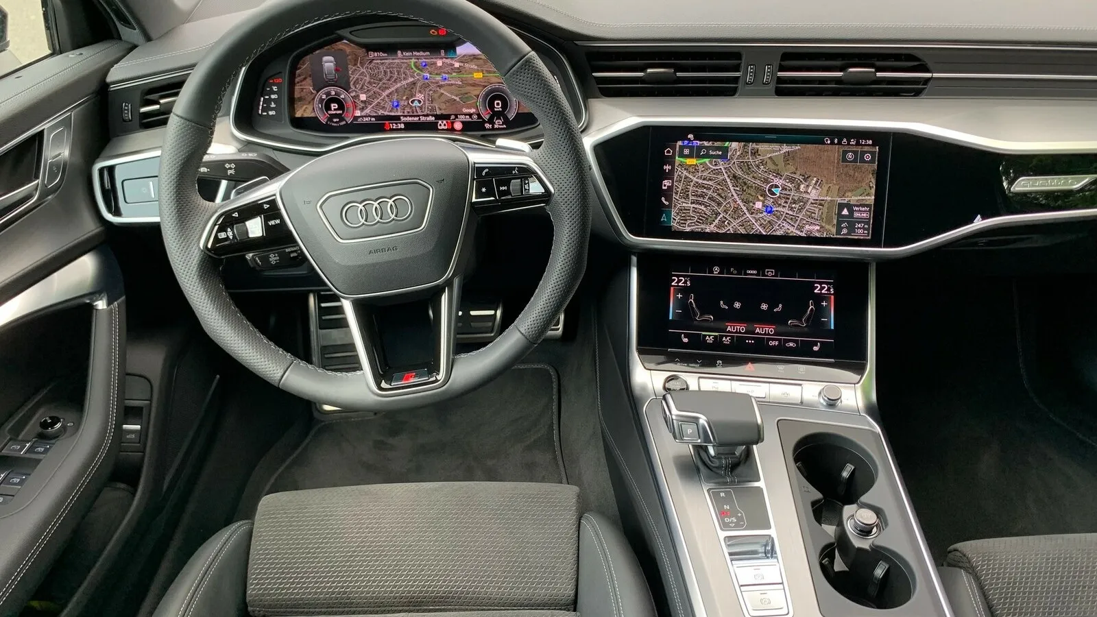 Der Arbeitsplatz des Fahrers ist ergonomisch auf ihn ausgerichtet. Schalter und Hebel sind dort, wo man sie erwartet, und leicht zu bedienen. Der Audi A6 Avant hat die neueste Variante des Bedienkonzepts MMI mit 12,1 Zoll großen Touchscreen verbaut.