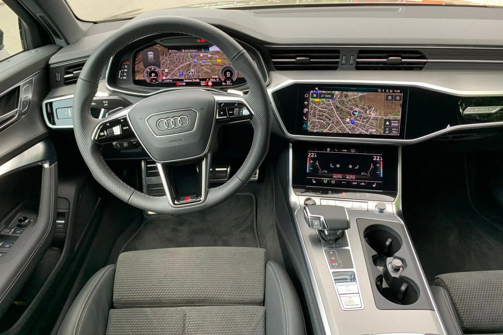 Der Arbeitsplatz des Fahrers ist ergonomisch auf ihn ausgerichtet. Schalter und Hebel sind dort, wo man sie erwartet, und leicht zu bedienen. Der Audi A6 Avant hat die neueste Variante des Bedienkonzepts MMI mit 12,1 Zoll großen Touchscreen verbaut.