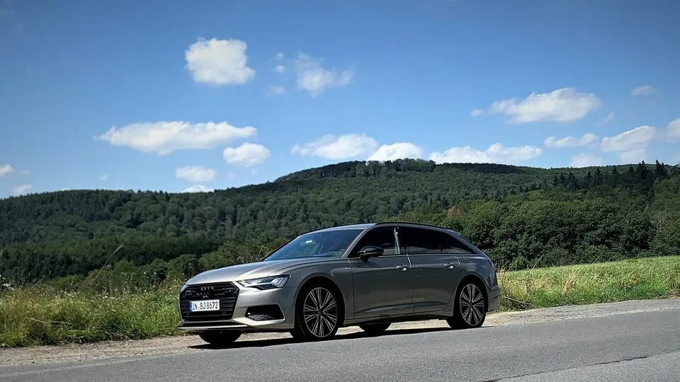 Der Audi A6 Avant 50 TDI quattro tiptronic sport bietet vollen Fahrkomfort und 100 Prozent Fahrspaß. Mit intelligenten Assistenten und durchdachter Technik spart der Audi vorbildlich am Verbrauch.
