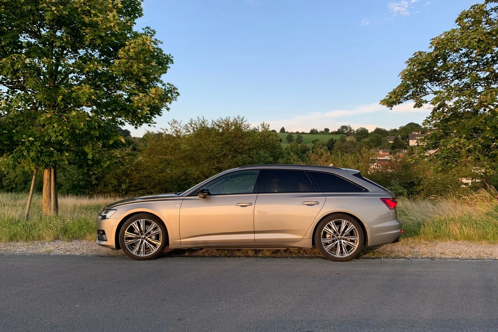 Mit knapp 1,90 Meter Breite und immerhin 4,94 Meter Länge steht der Audi A6 Avant satt auf der Straße.