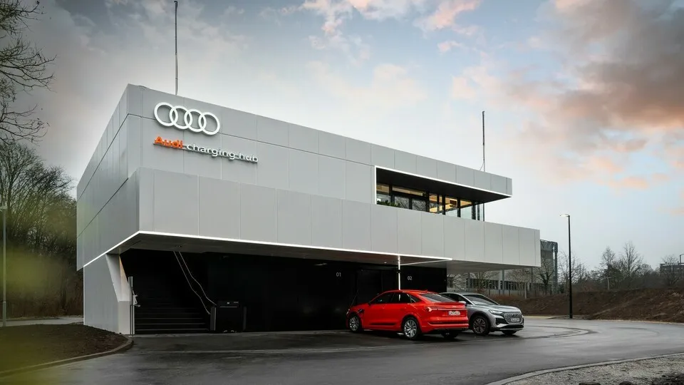 Audi testet sogenannte Charging Hubs an denen Fahrer von Elektromodellen aus Ingolstadt laden und Pause machen können.