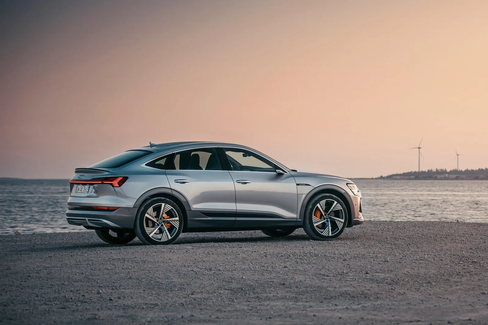 Static photo,
Colour: Florett Silver
„The displayed vehicle shows optional equipment at extra charge. Individual equipment will be available at a later date.”