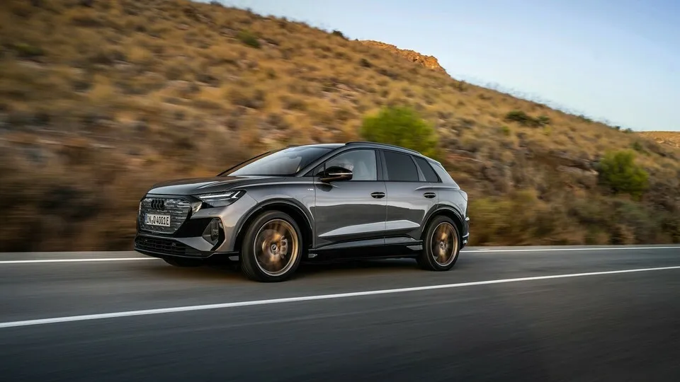 Anfang Juni surrt der Audi Q4 E-Tron in wahlweise acht Farben und drei Ausstattungslinien zu den Händlern.