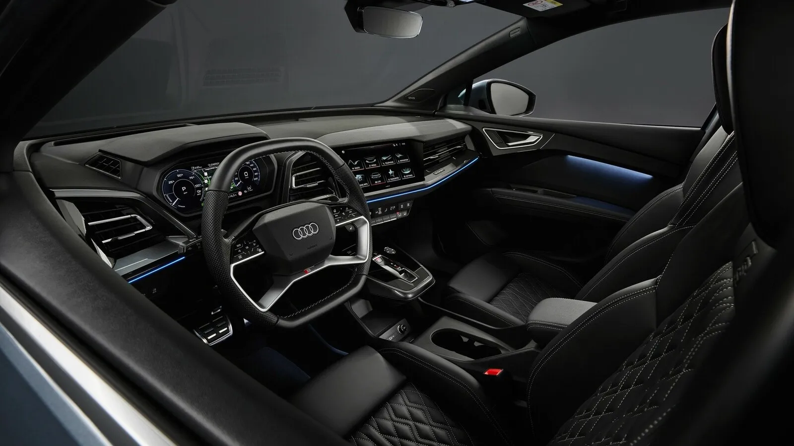 Erstmals sorgt Sonos für den guten Ton in einem Auto und das bis zu 11,6 Zoll große Touch-Display in der Mitte ist das Größte, das je in einem Serien-Audi eingebaut wurde.