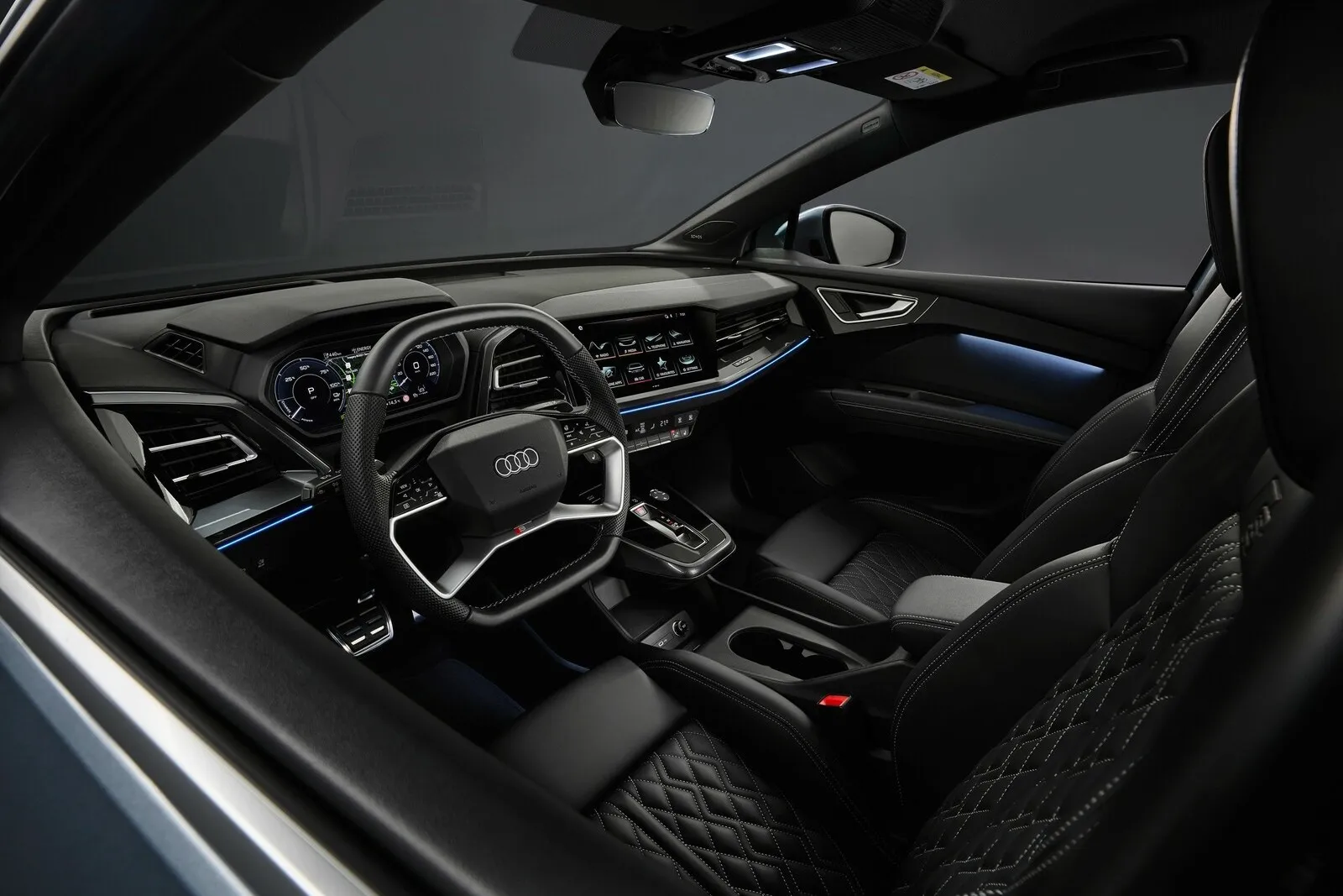 Erstmals sorgt Sonos für den guten Ton in einem Auto und das bis zu 11,6 Zoll große Touch-Display in der Mitte ist das Größte, das je in einem Serien-Audi eingebaut wurde.