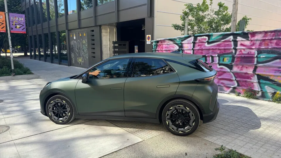Cupra bleibt auch beim Raval seiner extravaganten Optik treu.