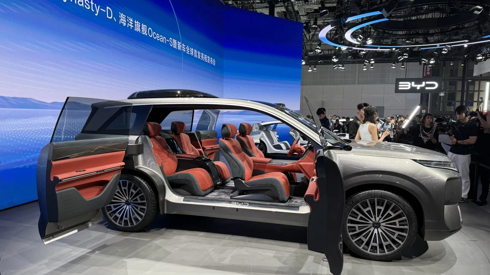 Hereinspaziert: Mit dem Dynasty-D stellt BYD ein SUV-Konzept mit gegenläufig angeschlagenen Türen vor.