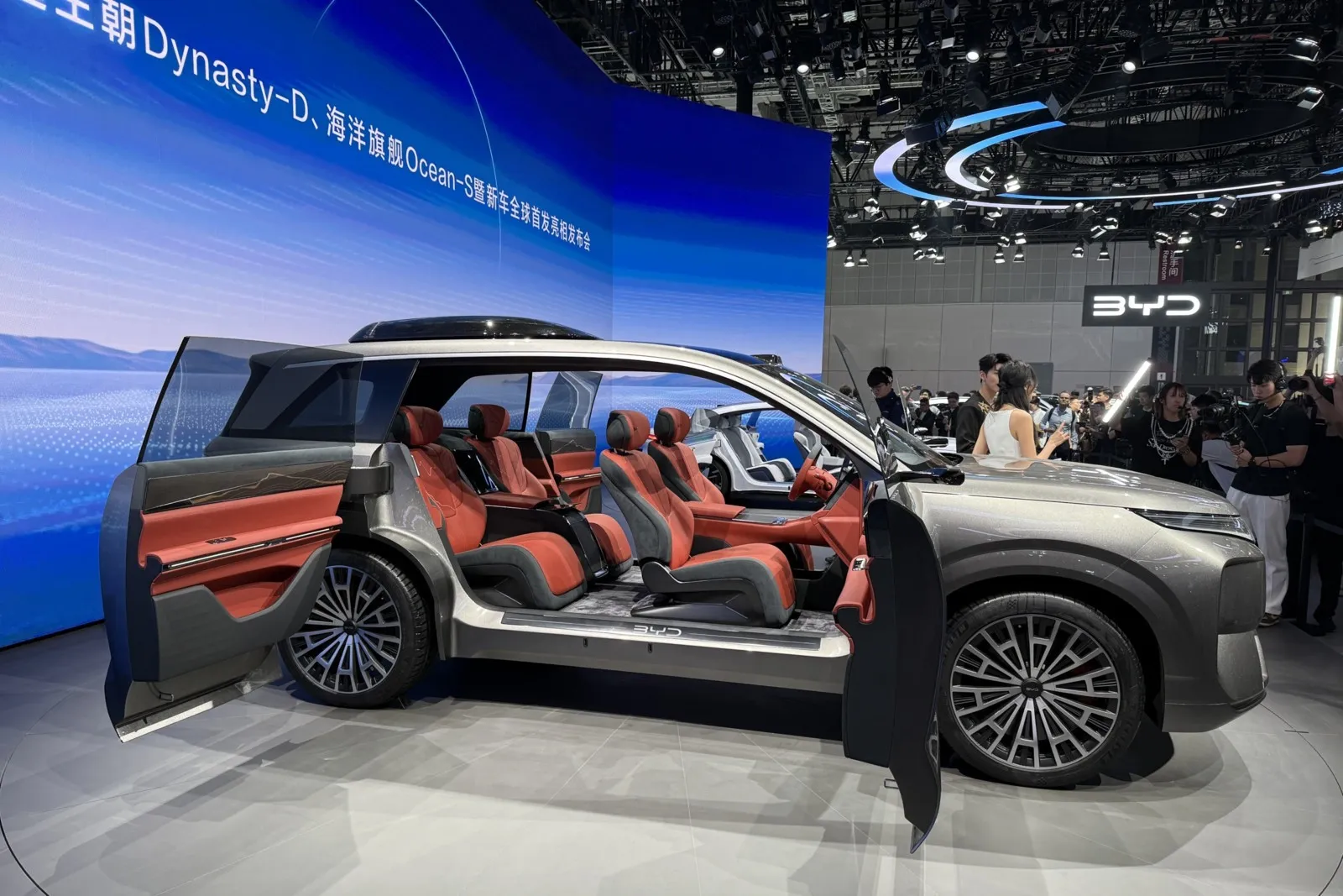 Hereinspaziert: Mit dem Dynasty-D stellt BYD ein SUV-Konzept mit gegenläufig angeschlagenen Türen vor.