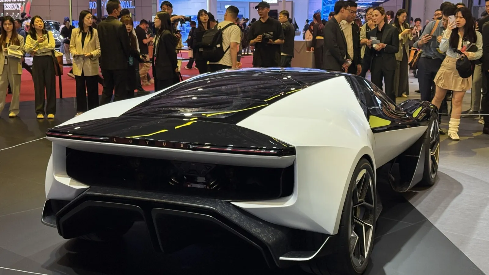 WÃ¤hrend Lotus in Europa mit Absatzproblemen kÃ¤mpft, lÃ¤sst die Geely-Tochter in Shanghai die Muskeln spielen.