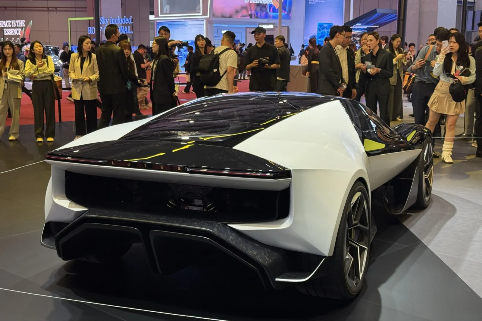 WÃ¤hrend Lotus in Europa mit Absatzproblemen kÃ¤mpft, lÃ¤sst die Geely-Tochter in Shanghai die Muskeln spielen.