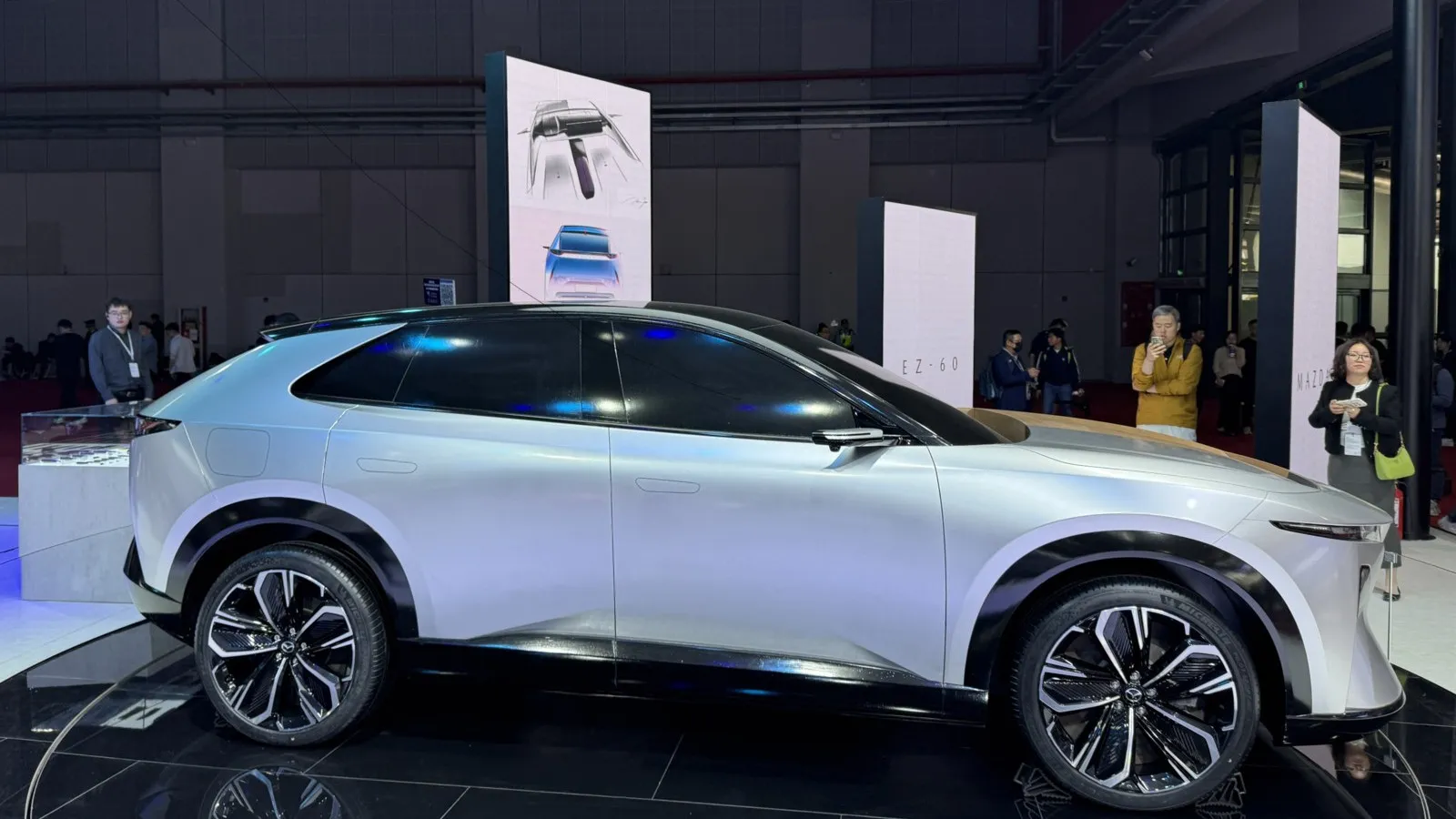 Mazdas Partner Changan zeigt das neue Elektro-SUV EZ-60, dass auch nach Europa kommen dürfte.