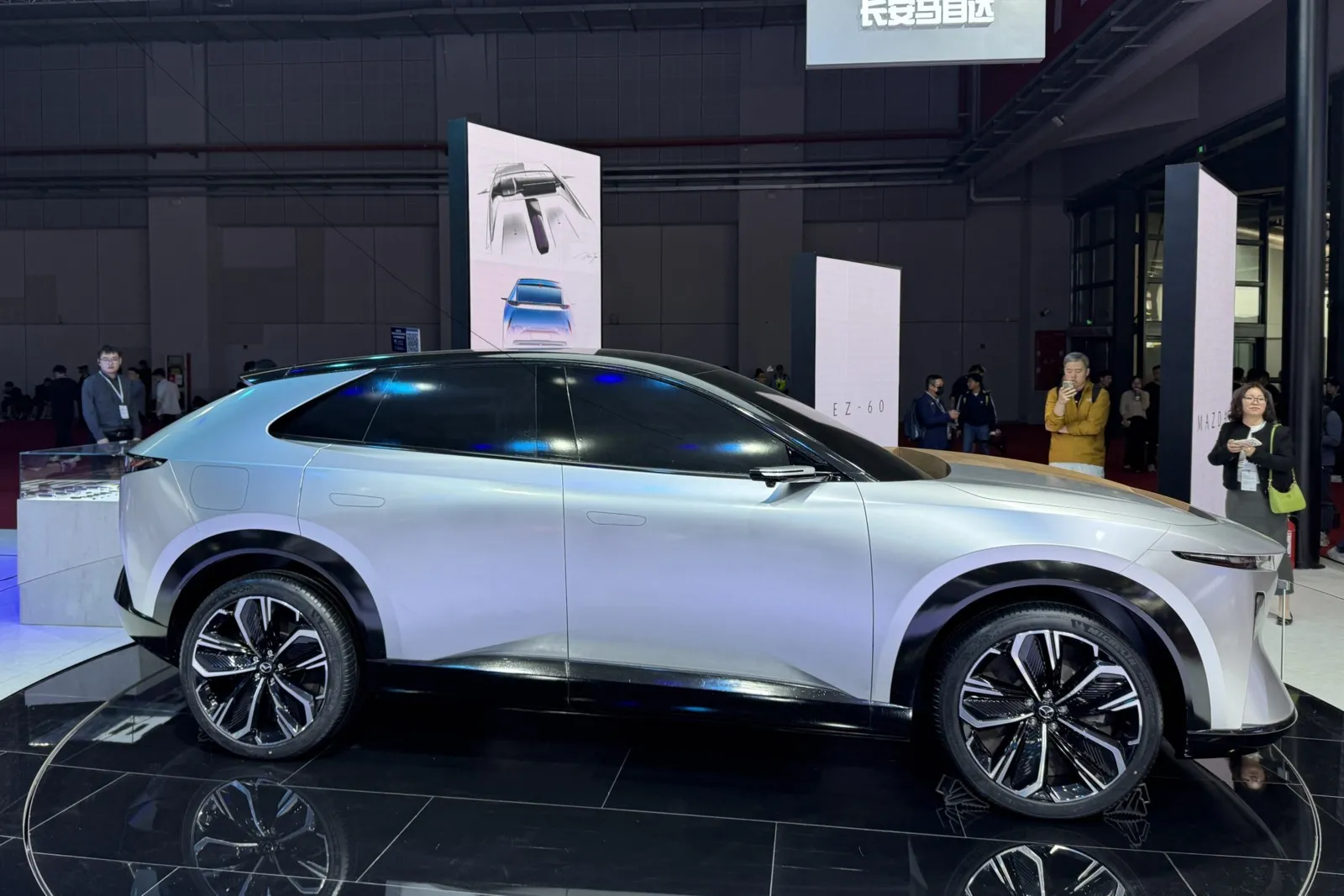 Mazdas Partner Changan zeigt das neue Elektro-SUV EZ-60, dass auch nach Europa kommen dürfte.