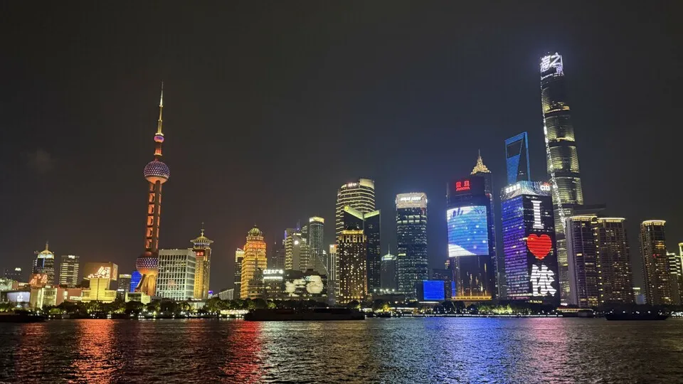 Shanghai zeigt die Zukunft der Autoindustrie – E-Autos, Hightech und starke Auftritte der deutschen Hersteller auf der großen Bühne.