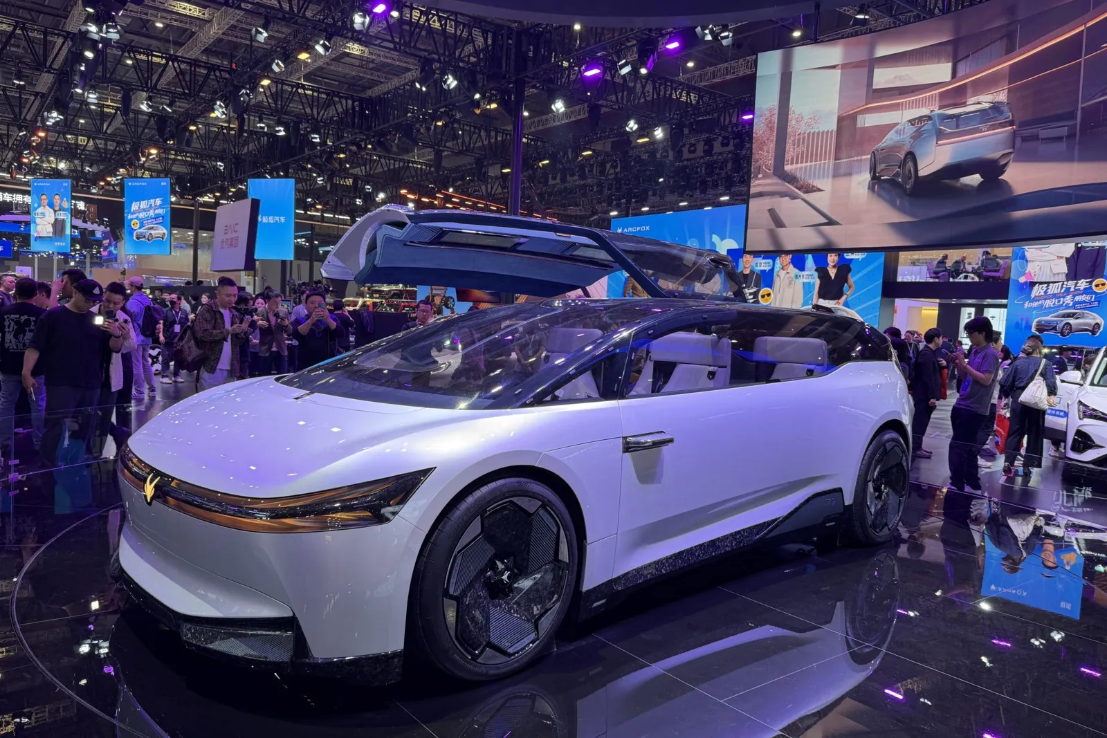 Ein Blickfang ist auch das Arcfox 77 Concept von BAIC. Vermutlich wird nächstes Jahr die Serienversion vorgestellt.