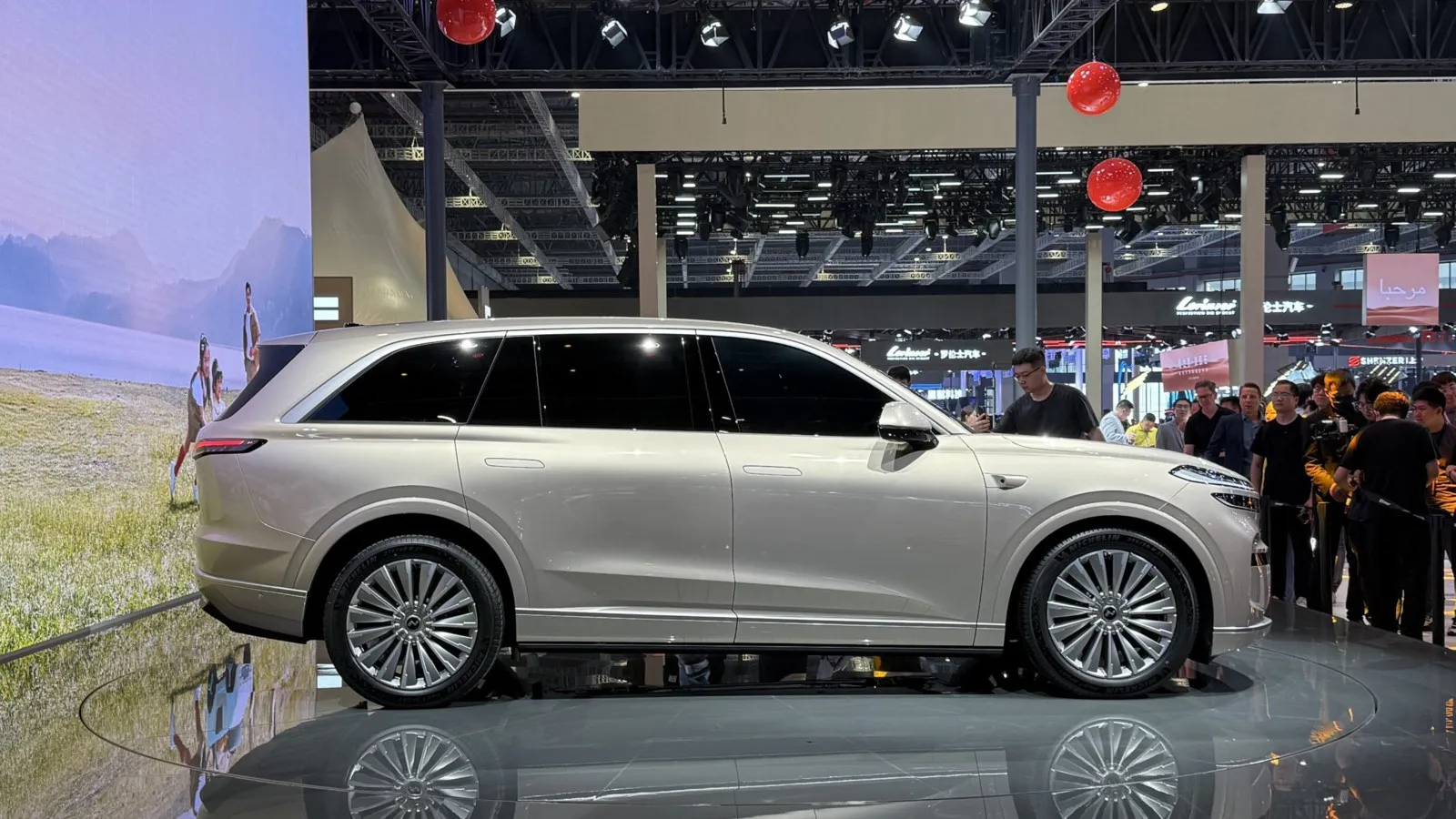 Vor allem große Elektro-SUV tummeln sich auf den Ständen der vielen Aussteller in Shanghai.