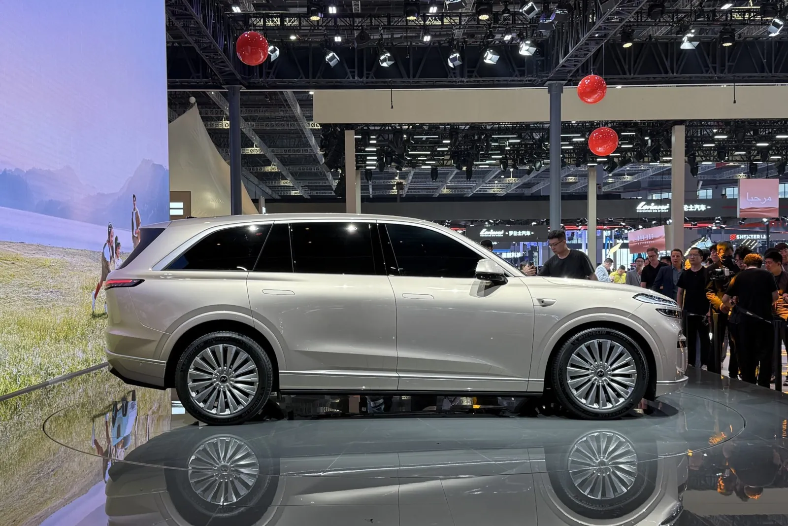 Vor allem große Elektro-SUV tummeln sich auf den Ständen der vielen Aussteller in Shanghai.
