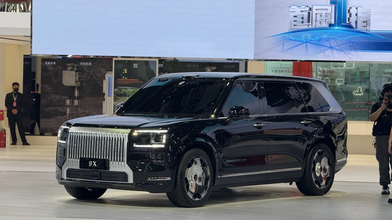 Mit dem 9X Super-SUV stellt Geely-Tochter Zeekr ein neues Flaggschiff mit Hybridantrieb vor.