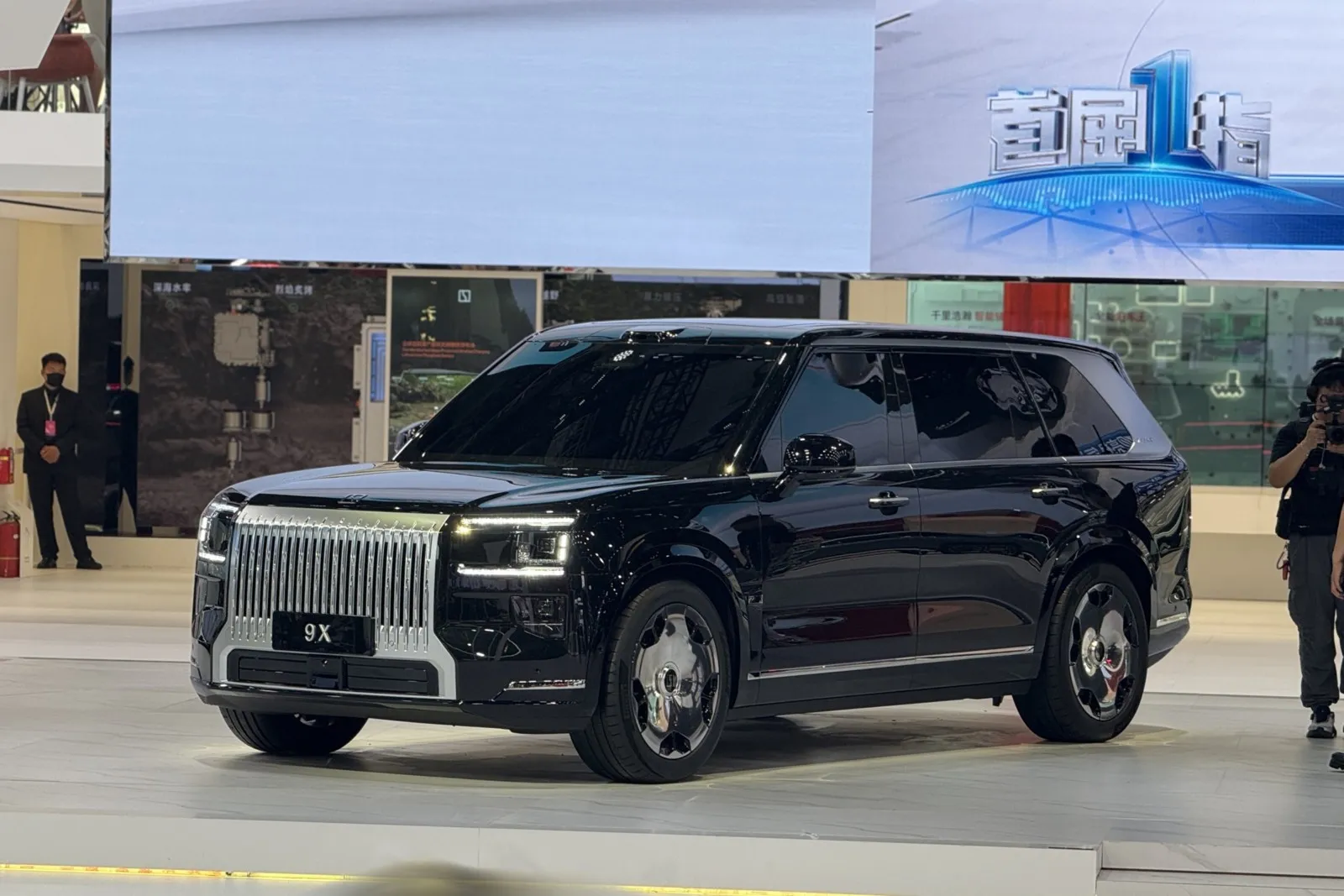 Mit dem 9X Super-SUV stellt Geely-Tochter Zeekr ein neues Flaggschiff mit Hybridantrieb vor.