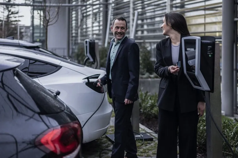 Das Laden von Elektroautos an einer günstigen Wallbox verursacht deutlich geringere Energiekosten als das Tanken von Benzin oder Diesel.