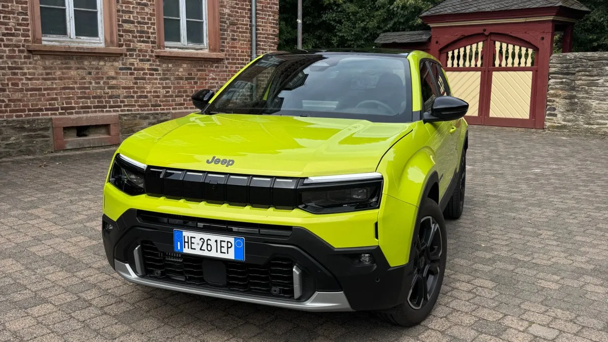 Der Jeep Avenger trägt an der Front den markentypischen Kühlergrill mit sieben angedeuteten Streben.